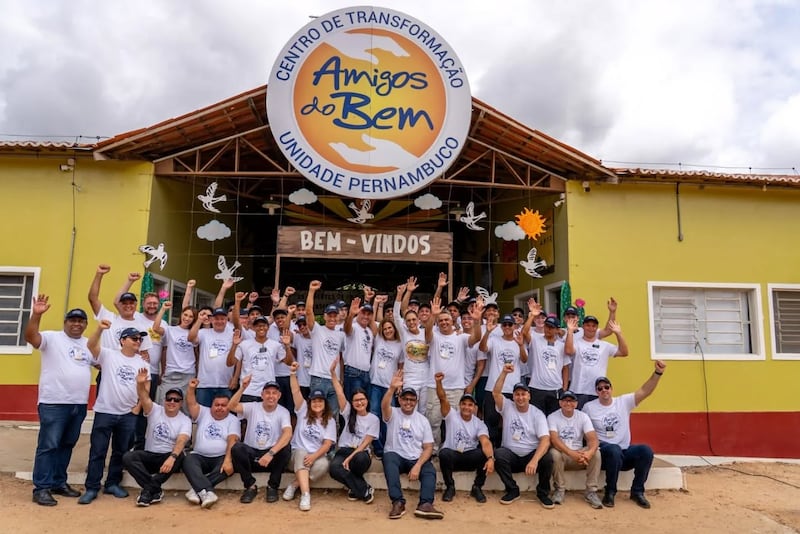 Miembros del Departamento de Bienestar y Autosuficiencia de la Iglesia, misioneros de la Misión Brasil Recife Sur y Amigos do Bem —una de las organizaciones sin fines de lucro más grandes de Brasil dedicadas a combatir el hambre y la pobreza— aparecen frente a un nuevo Centro de Transformación en São Domingos, Pernambuco, Brasil. Este esfuerzo humanitario fue destacado en la página de autosuficiencia de Brasil de la Iglesia en abril de 2026.