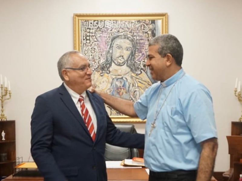 El élder Hugo Montoya, Setenta Autoridad General y primer consejero de la Presidencia del Área del Caribe de la Iglesia, saluda a monseñor Carlos Tomás Morel Diplán, arzobispo coadjutor de la Arquidiócesis de Santo Domingo, República Dominicana.