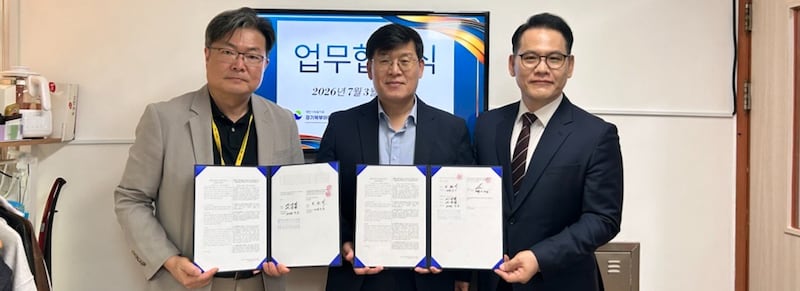El presidente de la Estaca Seúl Corea Este Il-Gwang Choi y el gerente de bienestar y autosuficiencia Hyun Seog Cho presentan una donación oficial de La Iglesia de Jesucristo de los Santos de los Últimos Días a Sang-Yeob Lee, director del Centro Temporal de Protección Infantil de Gyeonggi Norte en Seúl, Corea del Sur, el 3 de julio de 2026.