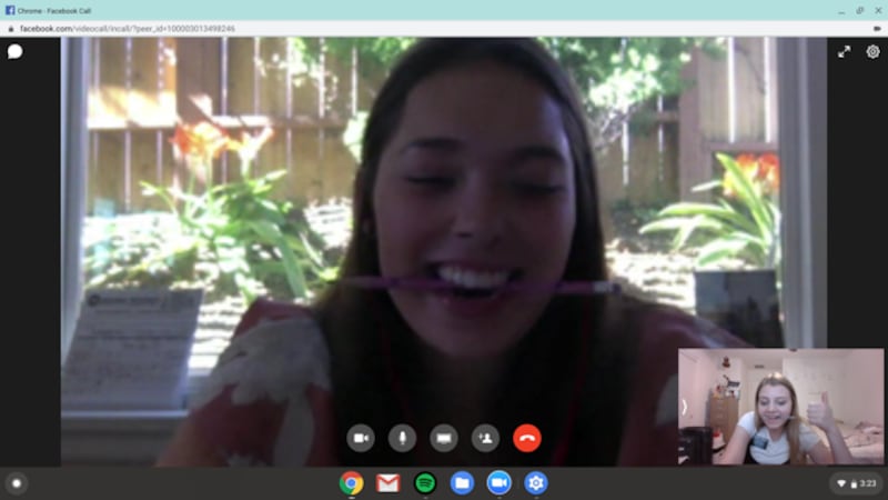 La hermana Amy Noval, de Dana Point, California, y la hermana Hannah Hargrave, de San Tan Valley, Arizona, (en el recuadro de abajo a la derecha), quienes son compañeras en línea, se reúnen durante su capacitación misional virtual en marzo de 2020. Ambas fueron llamadas a servir en la Misión España Madrid.