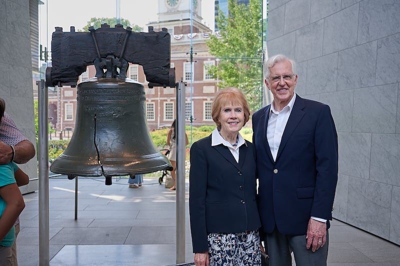 El presidente D. Todd Christofferson, segundo consejero de la Primera Presidencia, y su esposa, la hermana Kathy Christofferson, de pie junto a la Campana de la Libertad en Filadelfia, Pensilvania, el viernes 12 de junio de 2026.
