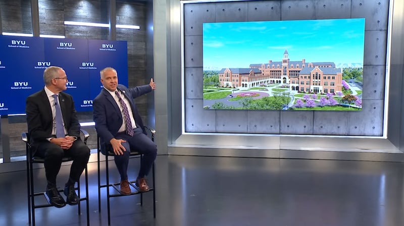 El Presidente de la Universidad Brigham Young C. Shane Reese muestra un modelo arquitectónico de la nueva Escuela de Medicina de BYU junto al Dr. Mark J. Ott, decano de la escuela, en un anuncio en Provo, Utah, miércoles, 14 de octubre de 2026.