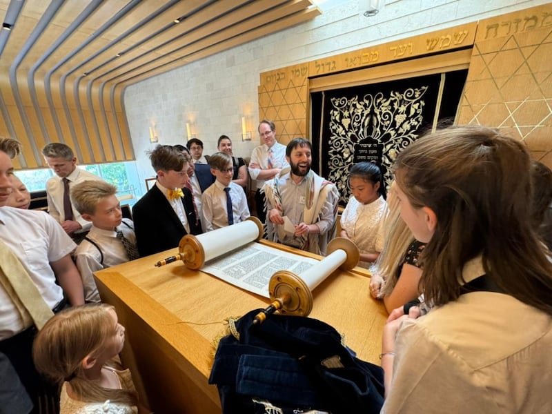 El rabino Andrew Scheer enseña a miembros de La Iglesia de Jesucristo de los Santos de los Últimos Días acerca de la Torá durante una visita a la Sinagoga de la Comunidad Judía de Japón, Distrito de Hiroo, Japón, 17 de mayo de 2026.