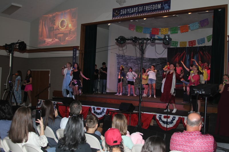 Los jóvenes de la Estaca San Antonio Texas Hill Country presentan una presentación patriótica que conmemora los 250 años de los Estados Unidos en "Fiesta 2026" en San Antonio, Texas, el 11 de abril de 2026.
