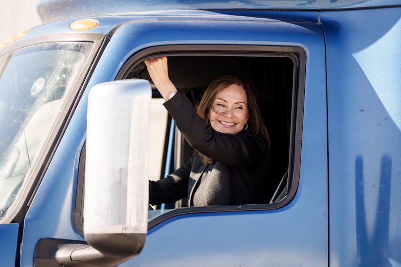 Rosie Rios, presidenta de America250, toca la bocina de un camión semirremolque en el Almacén Central de los Obispos en Salt Lake City, Utah, el jueves 13 de noviembre de 2025.