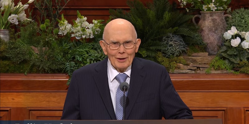 El presidente Dallin H. Oaks, líder de la Iglesia, habla durante la sesión del sábado por la mañana de la 196ª Conferencia General Anual de La Iglesia de Jesucristo de los Santos de los Últimos Días en el Centro de Conferencias en Salt Lake City, el 4 de abril de 2026.