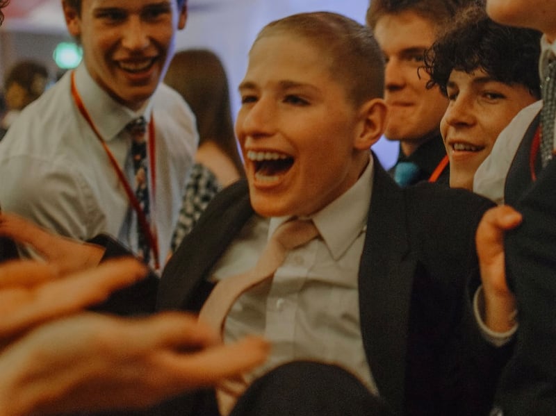 Jóvenes y personas con necesidades especiales se reúnen para un Dazzle Prom en Las Vegas, Nevada.