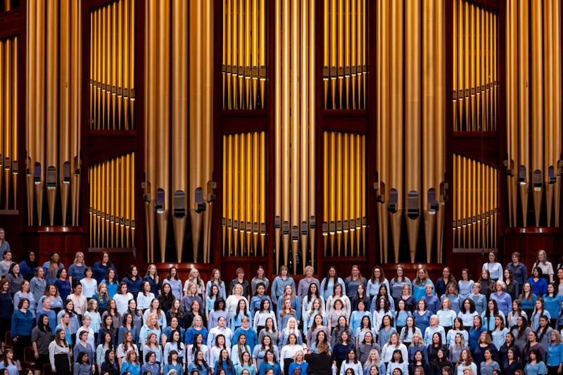 La sesión de las mujeres, 2 de abril de 2022, por la noche, de la 192º Conferencia General Anual de La Iglesia de Jesucristo de los Santos de los Últimos Días. A choir sings during the women’s session of the 192nd Annual General Conference of The Church of Jesus Christ of Latter-day Saints at the Conference Center in Salt Lake City on Saturday, April 2, 2022.
