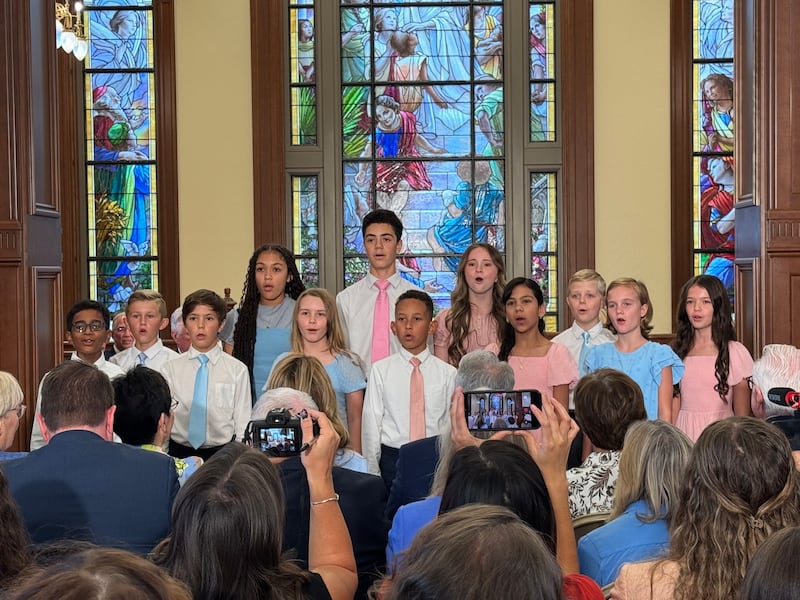 Un coro de niños canta en el evento mediático del martes, 1 de septiembre de 2026, en Salt Lake City, anunciando el tema "Regocíjense en Cristo" para la próxima casa abierta y celebración del histórico Templo de Salt Lake de La Iglesia de Jesucristo de los Santos de los Últimos Días.