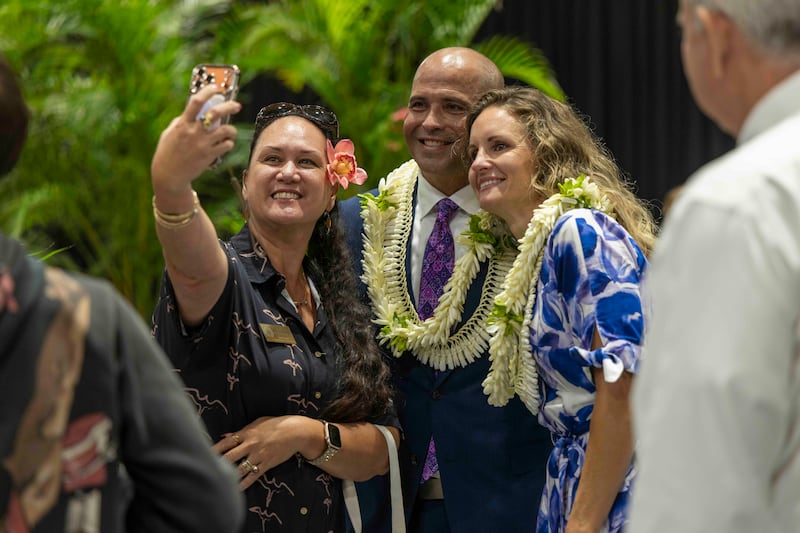 El presidente de BYU–Hawái, John S.K. Kauwe III, y su esposa, hermana Monica Kauwe, saludan a estudiantes y miembros de la facultad después de la asamblea devocional celebrada en el Centro de Actividades Cannon en Laie, Hawái, el martes 8 de septiembre de 2026.