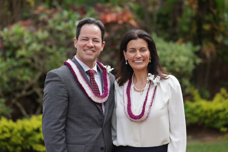 El élder Ronald M. Barcellos, Setenta Autoridad General, y su esposa, la hermana Karin S. A. Barcellos, posan para una foto antes de hablar en un devocional de BYU–Hawái el martes 24 de febrero de 2026.