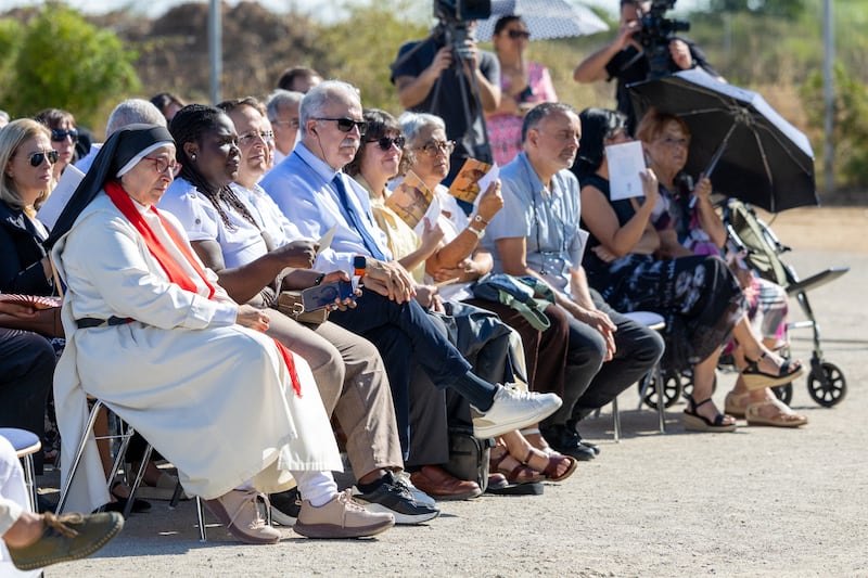Miembros de la comunidad, Santos de los Últimos Días y líderes locales asisten a la ceremonia de colocación de la primera piedra del Templo de Barcelona, España, el sábado 19 de septiembre de 2026, en Barcelona, Cataluña, España.