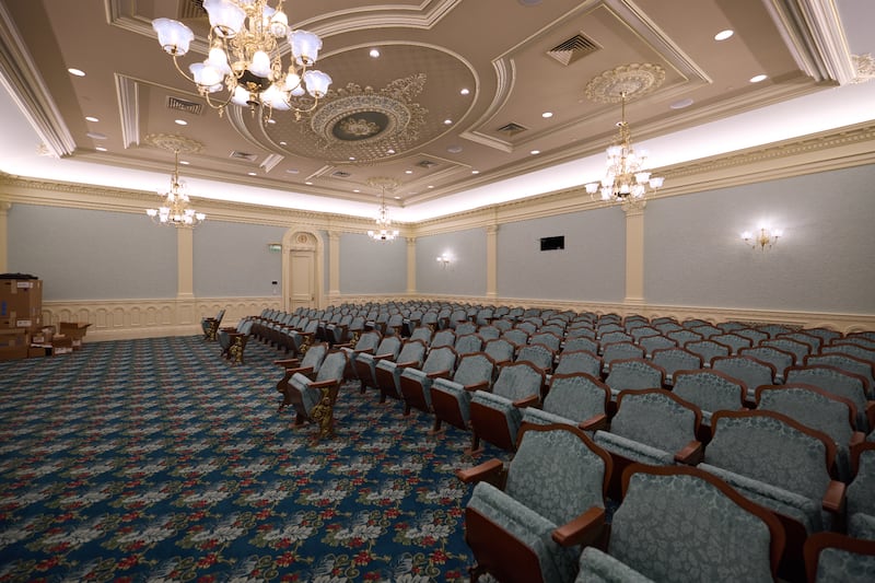 El trabajo de acabado está casi terminado en una de cinco salas de instrucción dentro del histórico Templo de Salt Lake en Salt Lake City el miércoles, 24 de junio de 2026.