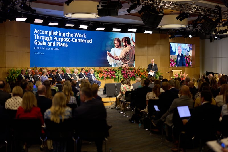 El élder Patrick Kearon, del Cuórum de los Doce Apóstoles, habla en el Seminario para Nuevos Líderes de Misión 2026 en el Centro de Capacitación Misional de Provo en Provo, Utah, el sábado 20 de junio de 2026.