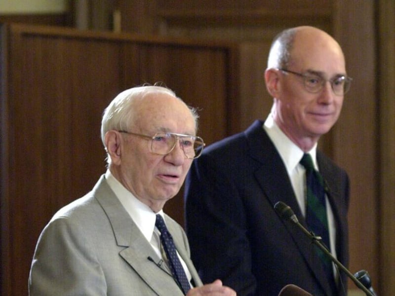 El Presidente Gordon B. Hinckley y el Élder Henry B. Eyring anuncian planes para transformar Ricks College en BYU–Idaho, una universidad de cuatro años.