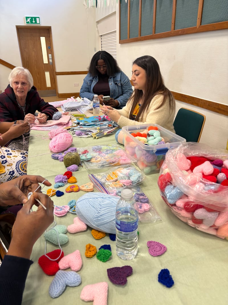 La Sociedad de Socorro del Barrio Milton Keynes elabora corazones tejidos para la unidad neonatal del hospital de Milton Keynes durante un día de servicio en Northampton, Inglaterra, el 14 de marzo de 2026.