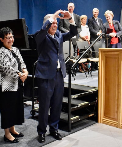 Formando un corazón con sus manos, el élder Dieter F. Uchtdorf muestra su amor por los misioneros luego de un devocional en el Centro de Capacitación Misional de Provo, el 5 de noviembre de 2019.