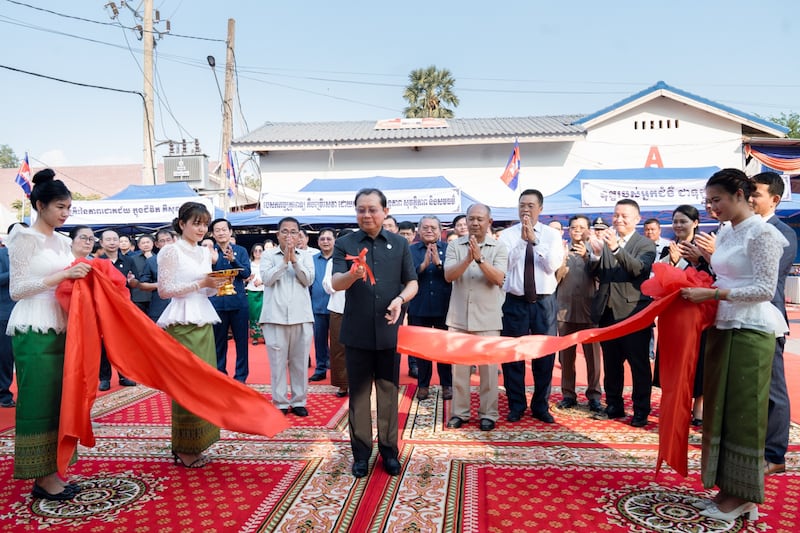 Los espectadores aplauden mientras Chheang Ra, ministro de Salud del Reino de Camboya, corta la cinta para conmemorar la inauguración del nuevo edificio de consultas externas en el Hospital de Referencia Preah Net Preah, en la provincia de Banteay Meanchey, al noroeste de Camboya, el 26 de febrero de 2026.