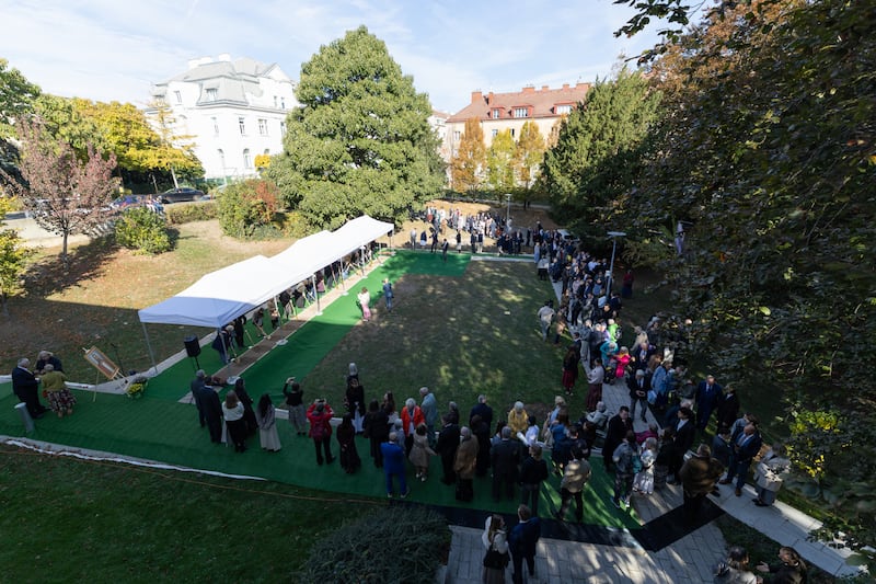 Los asistentes se reúnen en la ceremonia de colocación de la primera piedra del Templo de Viena Austria en Viena, Austria, el 17 de octubre de 2026.