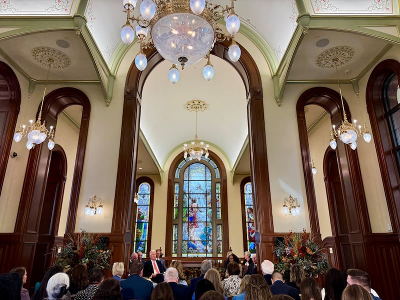 El presidente Dieter F. Uchtdorf, presidente en funciones del Cuórum de los Doce Apóstoles, habla en el evento para medios de comunicación el martes, 1 de septiembre de 2026, en Salt Lake City anunciando el tema "Regocíjense en Cristo" para la próxima casa abierta y celebración del histórico Templo de Salt Lake de La Iglesia de Jesucristo de los Santos de los Últimos Días.