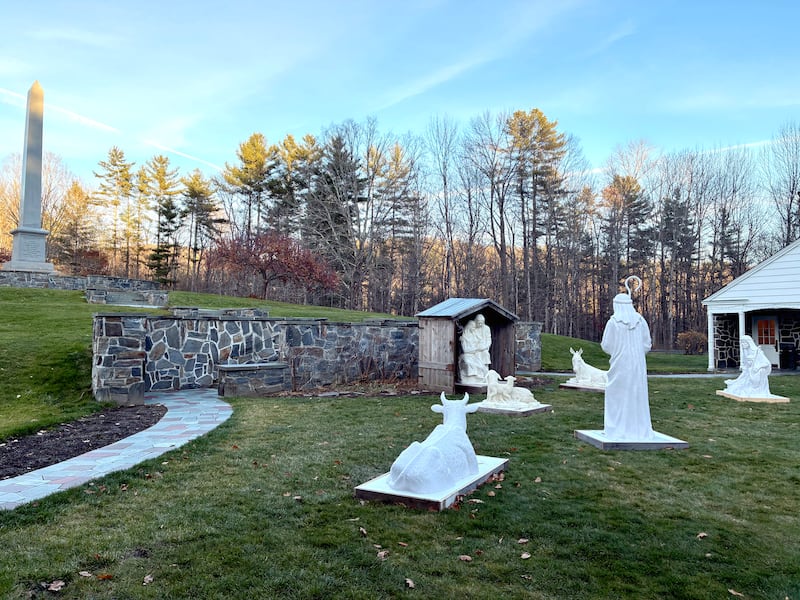 La Casa Natal de José Smith en South Royalton, Vermont, muestra un pesebre navideño e iluminación navideña en esta foto tomada la noche en que se encendieron las luces, el 29 de noviembre de 2025.