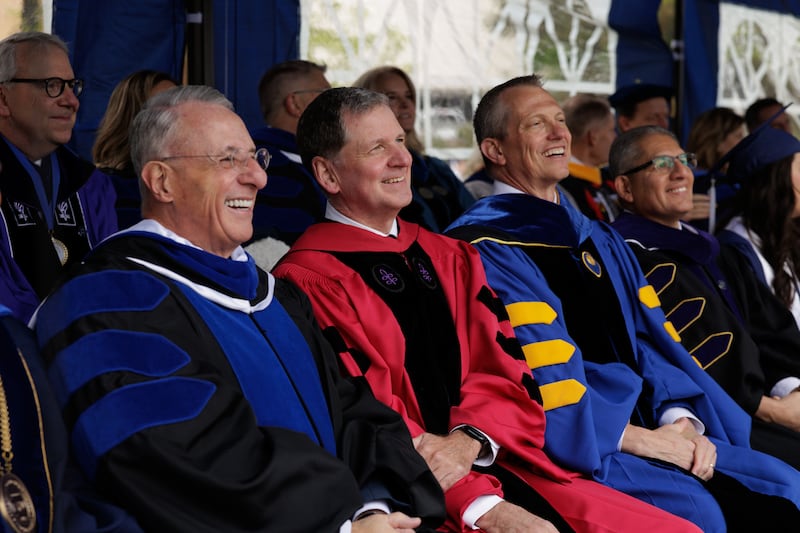 De izquierda a derecha: el élder Ulisses Soares, del Cuórum de los Doce Apóstoles; el élder James R. Rasband, Setenta Autoridad General; Keith Vorkink, vicepresidente de desarrollo de BYU, y Carlos Hernández, vicepresidente de pertenencia de BYU, observan el desfile de los graduados antes de la ceremonia de comienzo el jueves 23 de abril de 2026, en Provo, Utah.