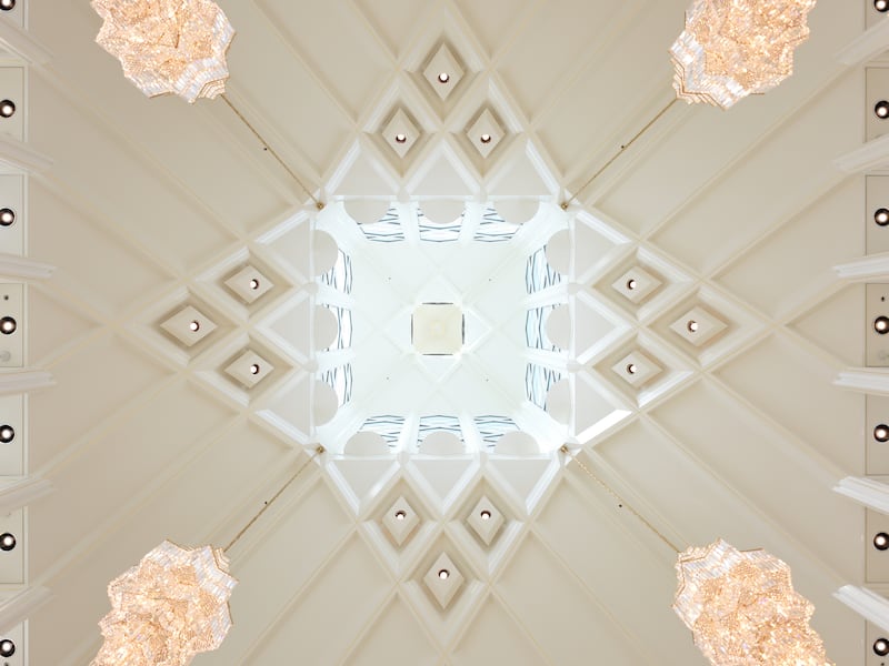Un diseño del techo dentro del Templo de San Diego, California.