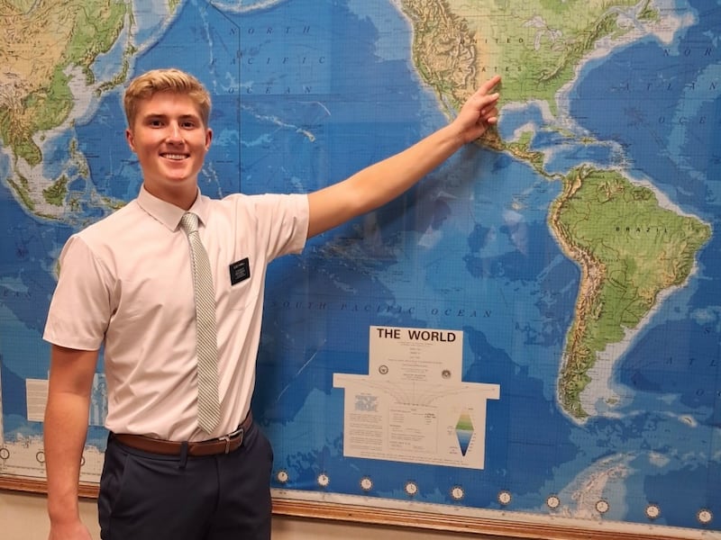 Joshua Farrell señala la Misión Ciudad de Oklahoma mientras se prepara para servir allí su servicio de tiempo completo de habla hispana, Provo Utah, 16 de septiembre de 2024.