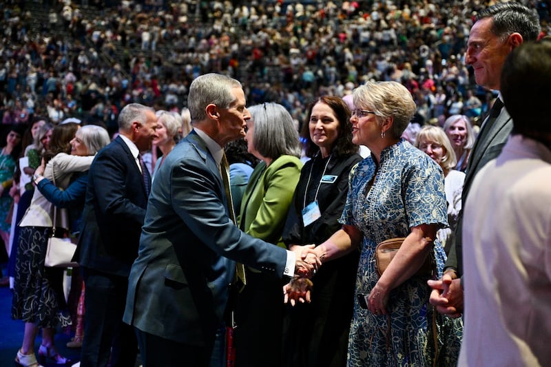 El élder David A. Bednar, del Cuórum de los Doce Apóstoles, saluda a los asistentes durante el discurso principal de clausura de la Conferencia de Mujeres de la BYU, en el Marriott Center, en Provo, Utah, el viernes, 1.º de mayo de 2026.
