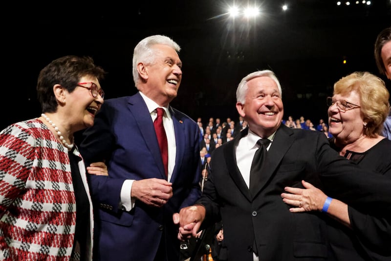 De izquierda a derecha, la hermana Harriet R. Uchtdorf, el élder Dieter F. Uchtdorf, miembro del Cuórum de los Doce Apóstoles de la Iglesia de Jesucristo de los Santos de los Últimos Días, y Craig Jessop durante el Servicio Patriótico de la Libertad de América Festival en el Marriott Center en Provo, Utah, el domingo 3 de julio de 2022.