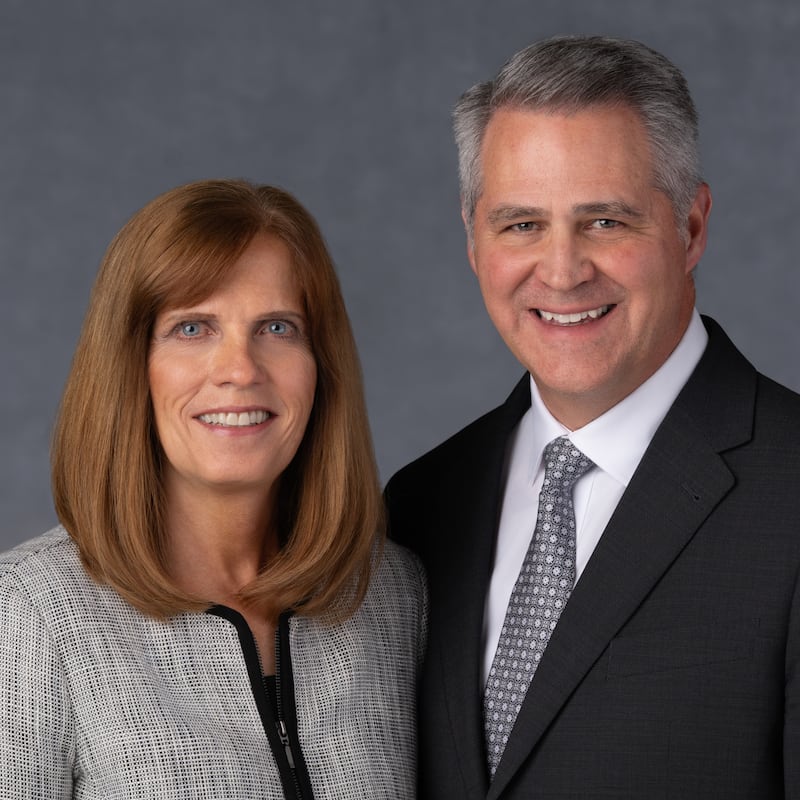 Todd Mickelsen y Tami Mickelsen, quienes servirán como presidente y compañera de la Misión El Salvador Santa Ana a partir de julio de 2026.