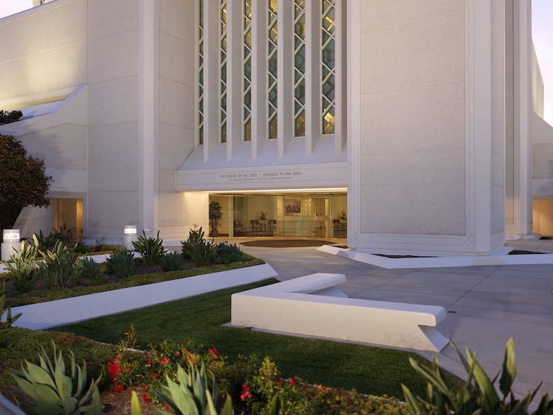 El Templo de San Diego, California, al anochecer.