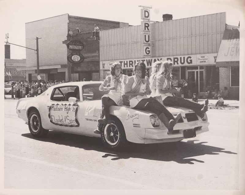 Con un cartel que dice "Madison High está inundada de espíritu", estudiantes participan en el Desfile del Cuatro de Julio en Rexburg, Idaho, el 3 de julio de 1976, un mes después de la inundación de la presa Teton.