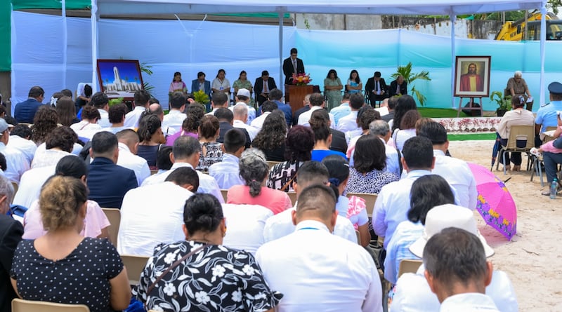 Líderes y miembros de la Iglesia —acompañados por funcionarios del gobierno y representantes de la comunidad— participan en la ceremonia de colocación de la primera piedra del Templo de Iquitos Perú en Iquitos, Perú, el sábado 10 de octubre de 2026.