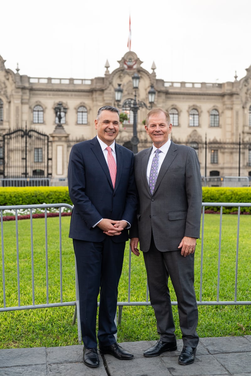 El élder Gary E. Stevenson del Cuórum de los Doce Apóstoles de La Iglesia de Jesucristo de los Santos de los Últimos Días y el élder Juan Pablo Villar, una Setenta Autoridad General y presidente del Área Noroeste de América del Sur, posan para una foto fuera del Palacio de Gobierno en Lima, Perú, el jueves 27 de agosto de 2026.