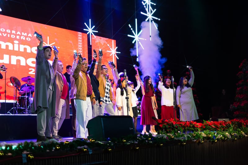 Los participantes levantan las luces de sus teléfonos celulares durante un Devocional navideño de Ilumina el Mundo en San Luis Potosí, México, el 30 de noviembre de 2024.