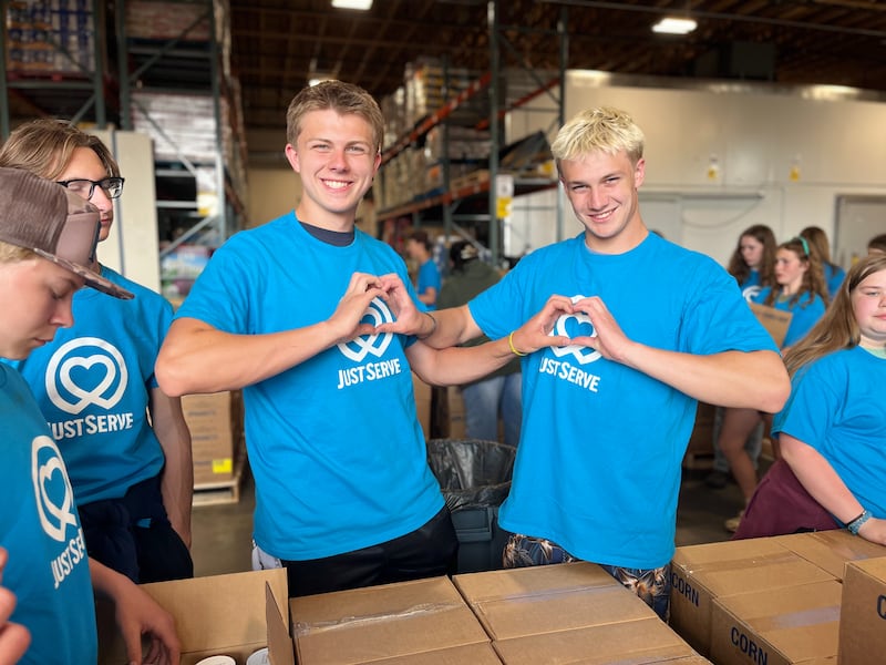 Voluntarios de JustServe posan para una foto mientras descargan y preparan donaciones de alimentos de La Iglesia de Jesucristo de los Santos de los Últimos Días en Fairbanks, Alaska, el 11 de junio de 2026, para distribuirlos a organizaciones sin fines de lucro y a quienes lo necesitan.