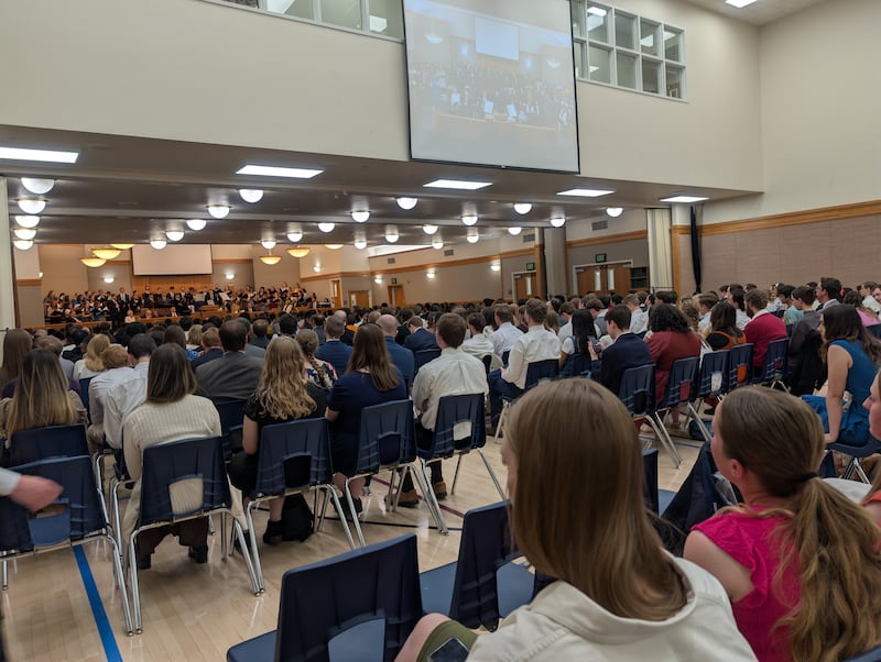 Jóvenes adultos se reúnen en un área adicional mientras escuchan al élder Dale G. Renlund, del Cuórum de los Doce Apóstoles, y a su esposa, la hermana Ruth L. Renlund, durante un devocional en el Instituto de Religión de Jordán, en West Jordan, Utah, el domingo 19 de abril de 2026.