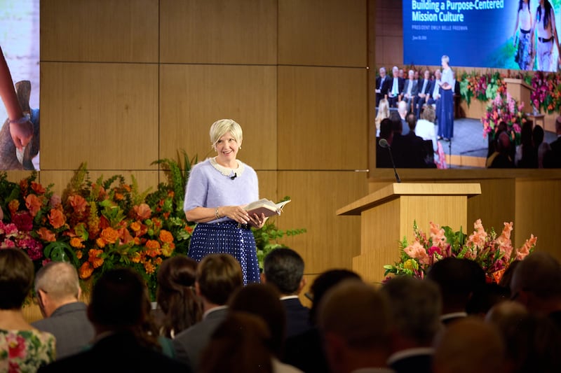 La presidenta general de las Mujeres Jóvenes, Emily Belle Freeman, miembro del Consejo Ejecutivo Misional de la Iglesia, habla durante el Seminario para Nuevos Líderes de Misión 2026, el sábado 20 de junio de 2026, en el Centro de Capacitación Misional de Provo, en Provo, Utah.
