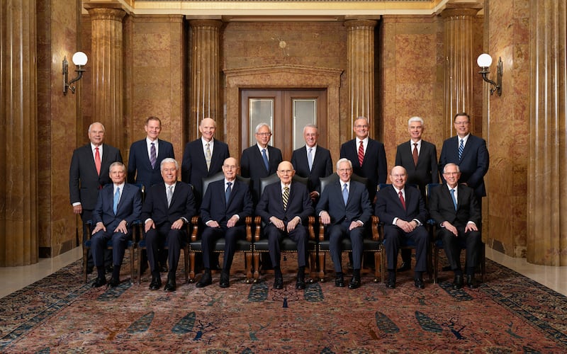 Fila delantera, de izquierda a derecha: élder David A. Bednar, presidente en funciones Dieter F. Uchtdorf, presidente Henry B. Eyring, presidente Dallin H. Oaks, presidente D. Todd Christofferson, élder Quentin L. Cook y élder Neil L. Andersen. Fila trasera, de izquierda a derecha: élder Ronald A. Rasband, élder Gary E. Stevenson, élder Dale G. Renlund, élder Gerrit W. Gong, élder Ulisses Soares, élder Patrick Kearon, élder Gérald Caussé y élder Clark G. Gilbert. Foto tomada el 4 de marzo de 2026.