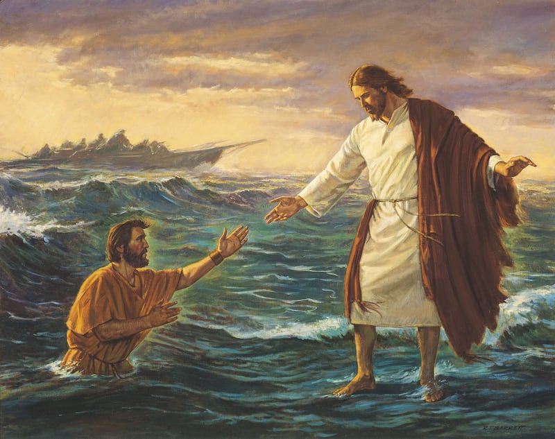 En una representación de Robert T. Barrett, Jesucristo, caminando sobre el agua, extiende la mano para rescatar a Pedro después de pedirle al discípulo que viniera a él.