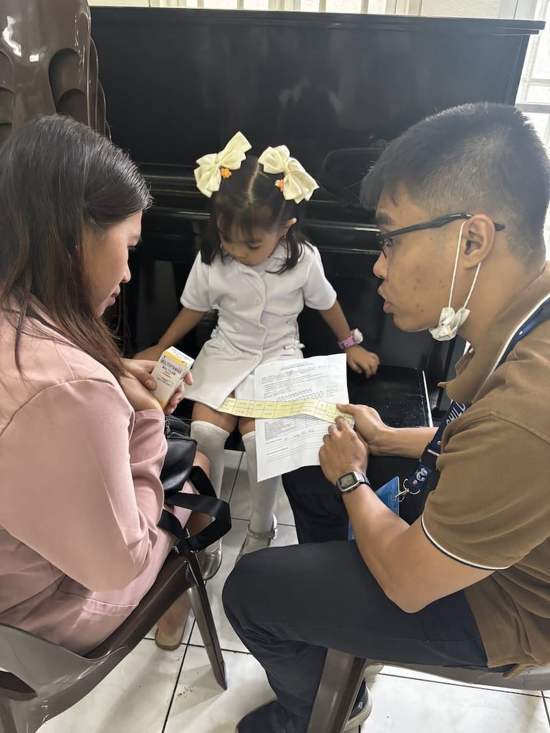 Una trabajadora de salud conversa con una madre sobre el crecimiento de su hija durante una evaluación del Programa de Nutrición Infantil realizada en el Centro de Estaca Caloocan, Filipinas, el 24 de enero de 2026.