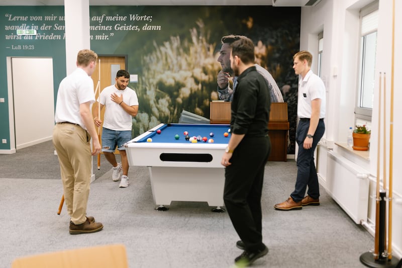 Jóvenes adultos pasan tiempo juntos en el Instituto de Religión de Fráncfort en Fráncfort, Alemania, el 27 de junio de 2026.