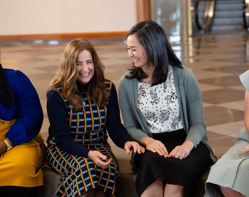 La hermana Kristin M. Yee y la hermana Elaine Thornton, del consejo asesor general de la Sociedad de Socorro, durante la grabación del devocional de la Sociedad de Socorro de marzo de 2026, en el Centro de Conferencias en Salt Lake City, el viernes 5 de diciembre de 2025.