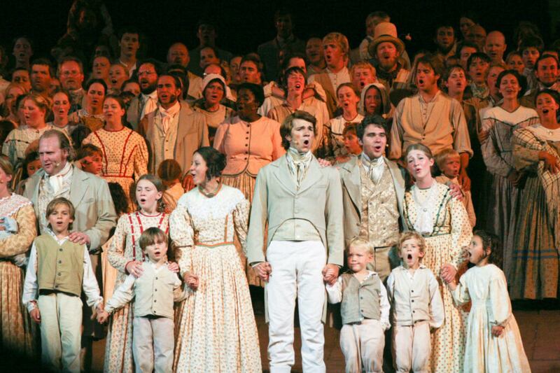 Las familias participan en el espectáculo al aire libre Nauvoo en Nauvoo, Illinois.