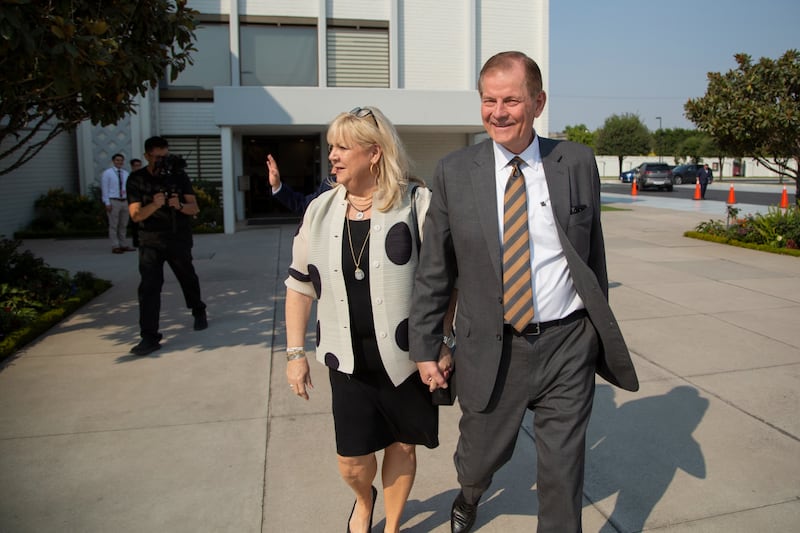 El élder Gary E. Stevenson, del Cuórum de los Doce Apóstoles, toma de la mano a su esposa, la hermana Lesa Stevenson.