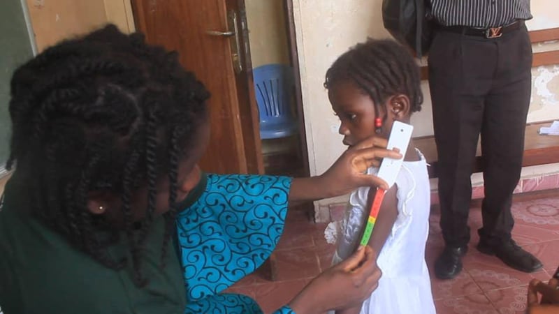 El brazo de un niño es medido como parte de una evaluación nutricional en Mbuji-Mayi, República Democrática del Congo.