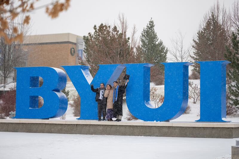 Los graduados de BYU–Idaho y sus seres queridos celebran afuera del BYU–I Center después de la ceremonia de graduación en Rexburg, Idaho, el jueves 18 de diciembre de 2025.