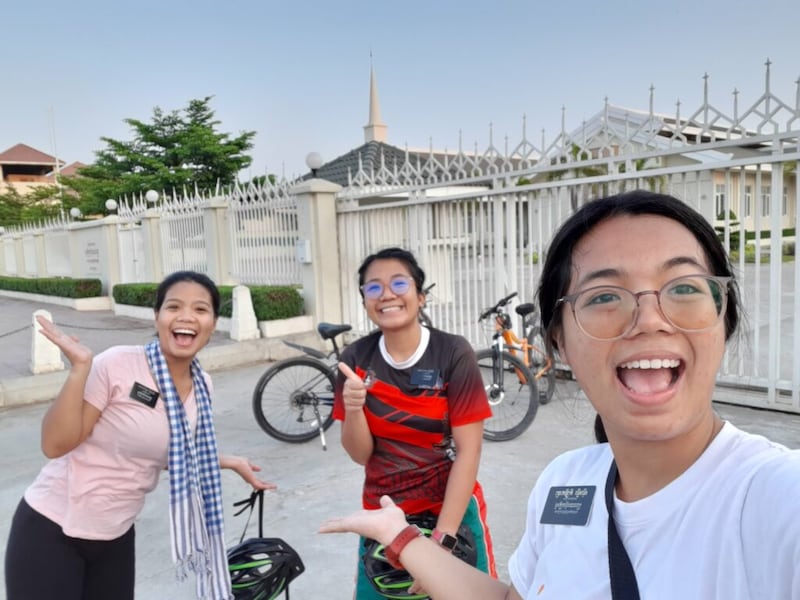 Misioneras de la Misión Camboya Nom Pen hacen una pausa para tomarse una selfie. Fotografía cortesía de la hermana Nemah Agamata. La fotografía es una de las que incluyó en su envío para el proyecto del Departamento de Historia de la Iglesia de documentar las experiencias misionales durante la pandemia de COVID-19 de 2020, el cual contó con 7.000 entradas en línea de misioneros y líderes de misión de todo el mundo.