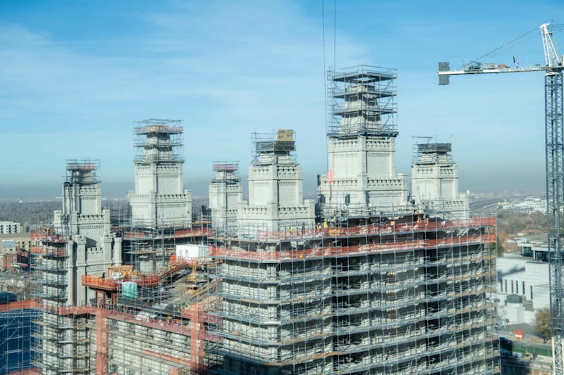 El proceso de remoción y catalogación de piedra para su reparación y restauración de las torres orientales y los muros del templo se ve desde el Edificio Conmemorativo de José Smith en el centro de Salt Lake City en diciembre de 2021.